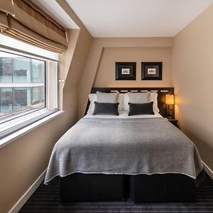Kleine Kamer met een King Size Bed